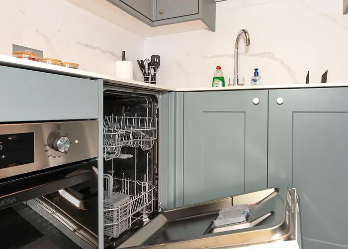 2-Bedroom Victorian Apartment In Kensington